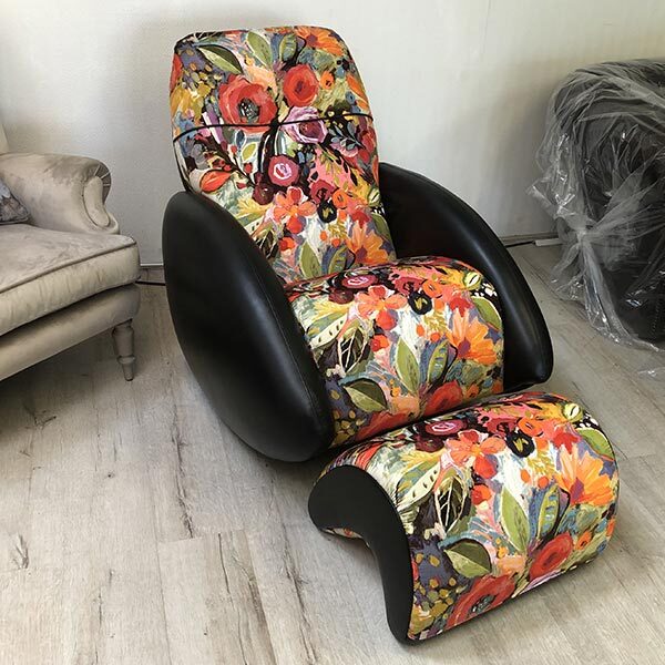 fauteuil relax design. Réalisé par A. Yamakado. La ligne est épurée ce qui vient contraster avec un tissu à motifs colorés.