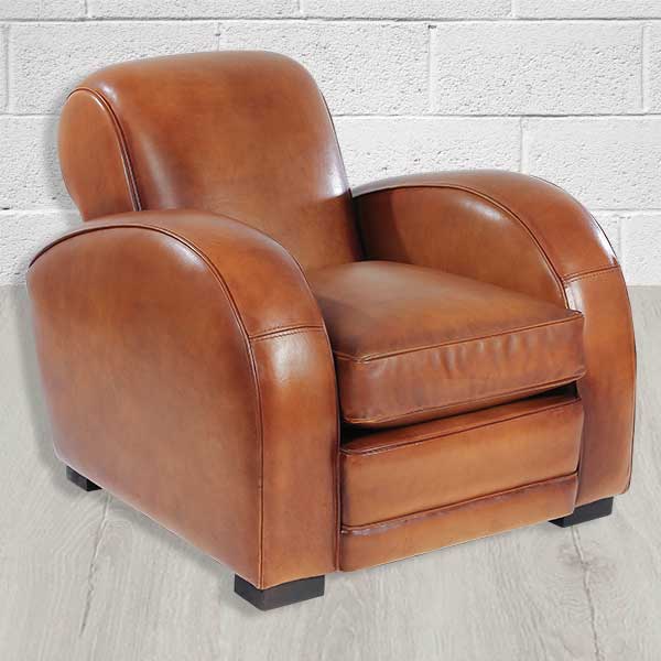 Fauteuil Club Vintage. Les lignes de ce fauteuil sont fuyantes. Le design mélange vintage et originalité. Le recouvrement est fait en basane marron.